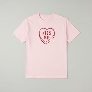 Valentine’s Day Women’s “kiss me” candy Graphic Pink T-shirt nwt